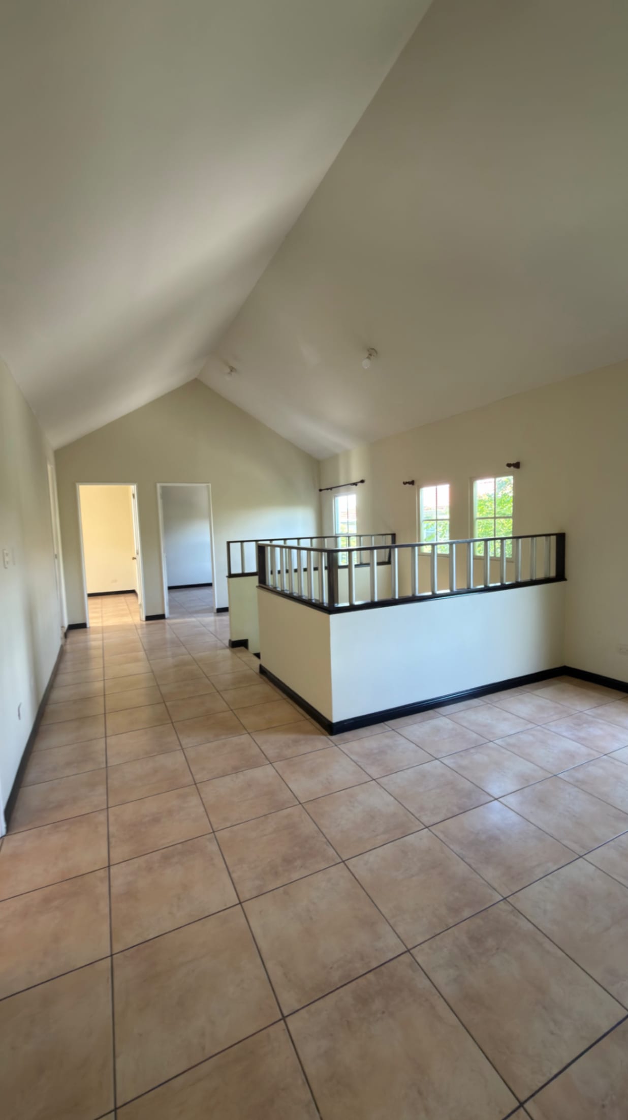 CASA EN RENTA TIPO VICTORIA CONDADI NARANJO — Casa en Alquiler en Condado Naranjo, Zona 4 Mixco, Guatemala, Ciudad — foto 1 de 8