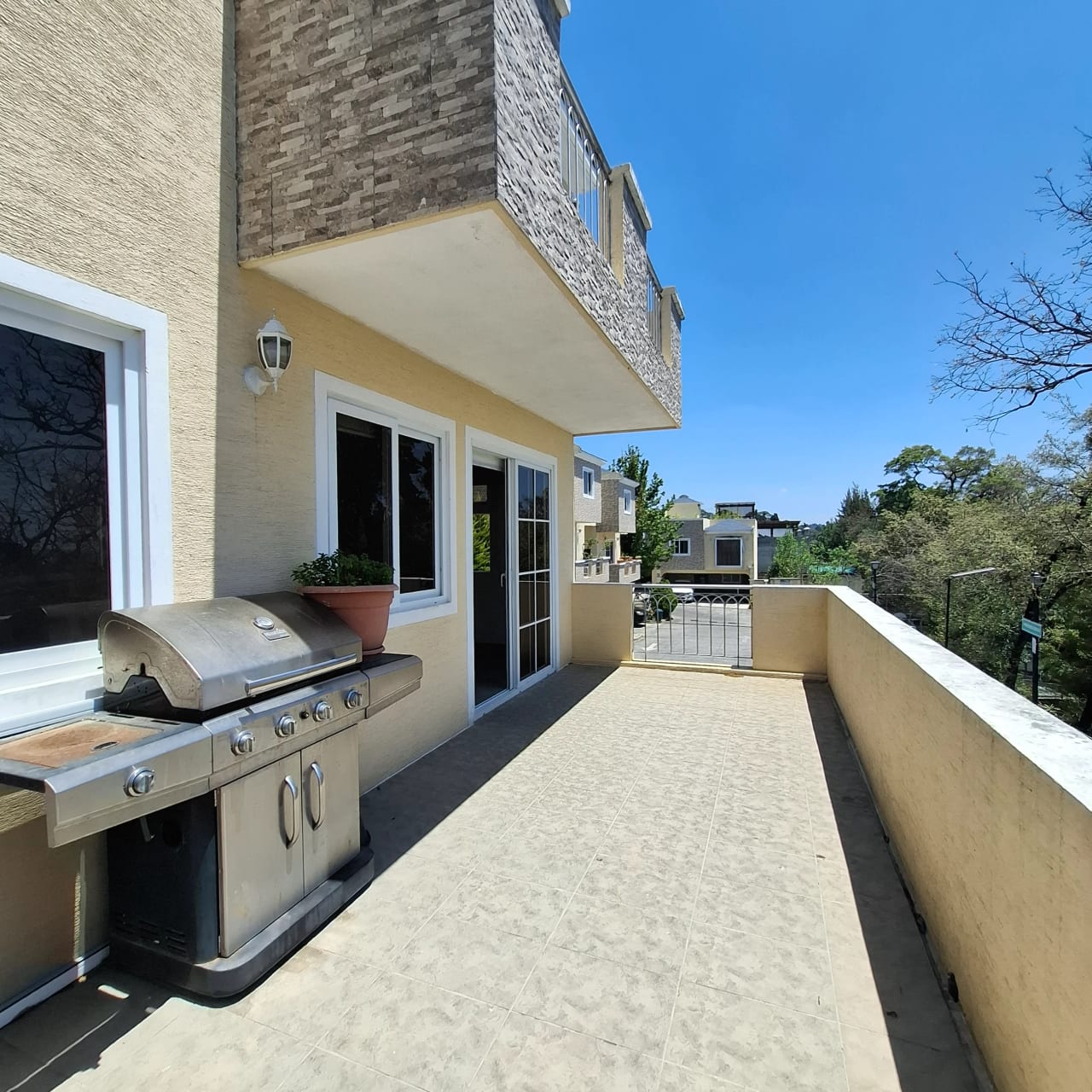 En venta casa de 4 habitaciones en Cañadas del Encinal — Casa en Venta en Zona 7 Mixco, Guatemala, Ciudad — foto 2 de 17