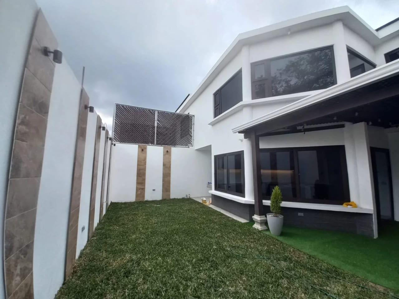 Casa con Apartamento Independiente en Venta, Residencial Los Manantiales, Km 19 Carretera a San José Pinula — Casa en Venta en San José Pinula, Guatemala, Ciudad — foto 1 de 14