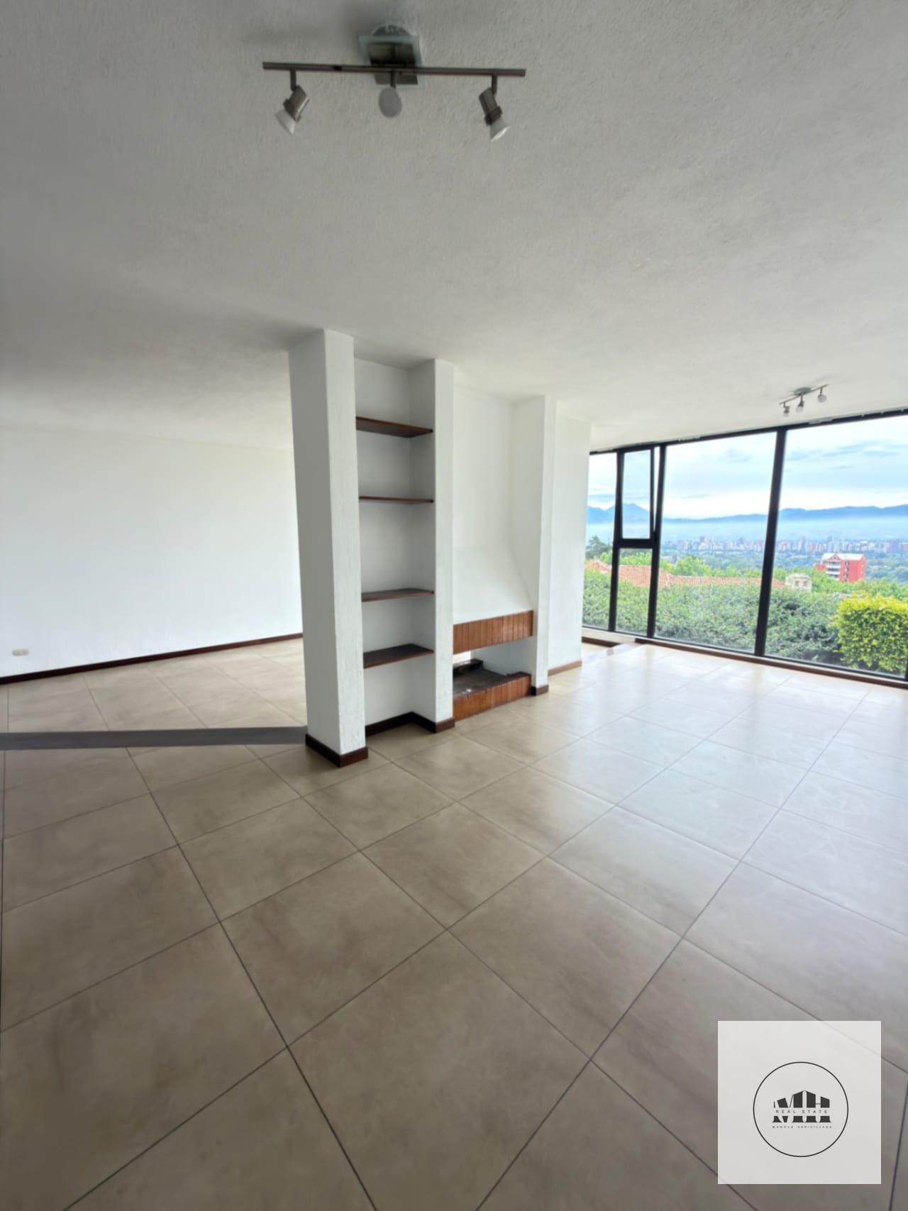 Bellisima casa en renta zona 10 — Casa en Alquiler en Zona 10, Guatemala, Ciudad — foto 2 de 17