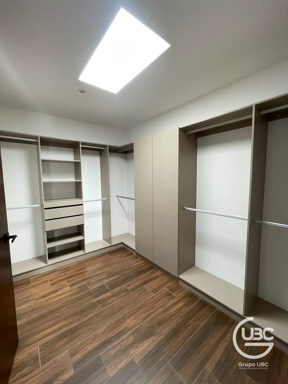 Espectacular casa moderna para estrenar en venta en Zona 10 — Casa en Venta en Zona 10, Guatemala, Ciudad — foto 11 de 17