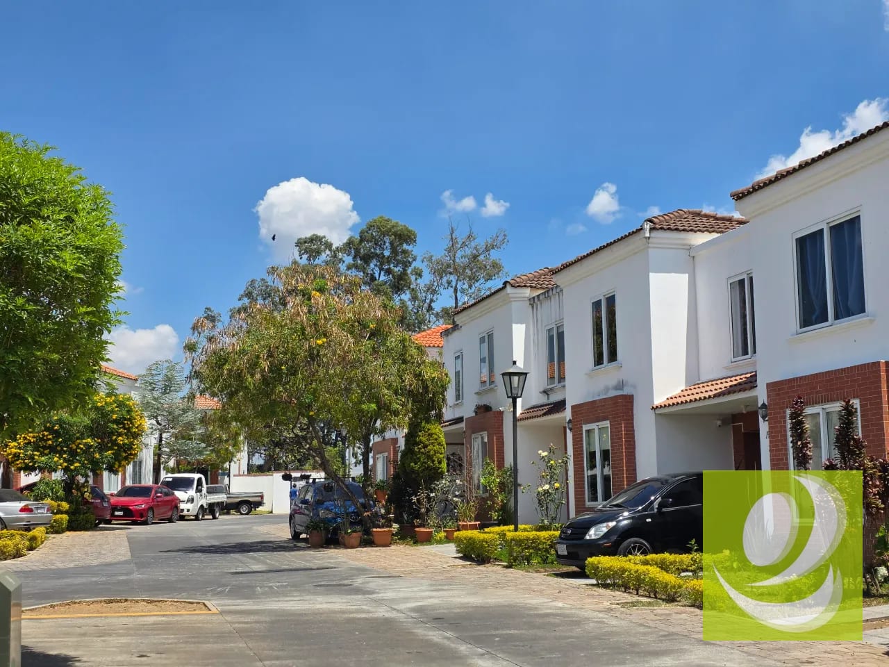 CASA EN VENTA CON AMPLIO JARDIN EN VILLA NUEVA HACIENDA DE LAS FLORES — Casa en Venta en Villa Nueva, Guatemala, Ciudad — foto 2 de 9