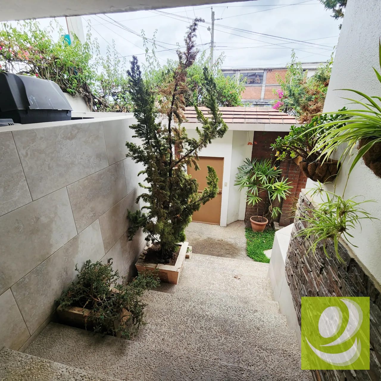 Espectacular casa en venta en Santa Rita II, z. 2 de Mixco — Casa en Venta en Zona 2 Mixco, Guatemala, Ciudad — foto 2 de 13