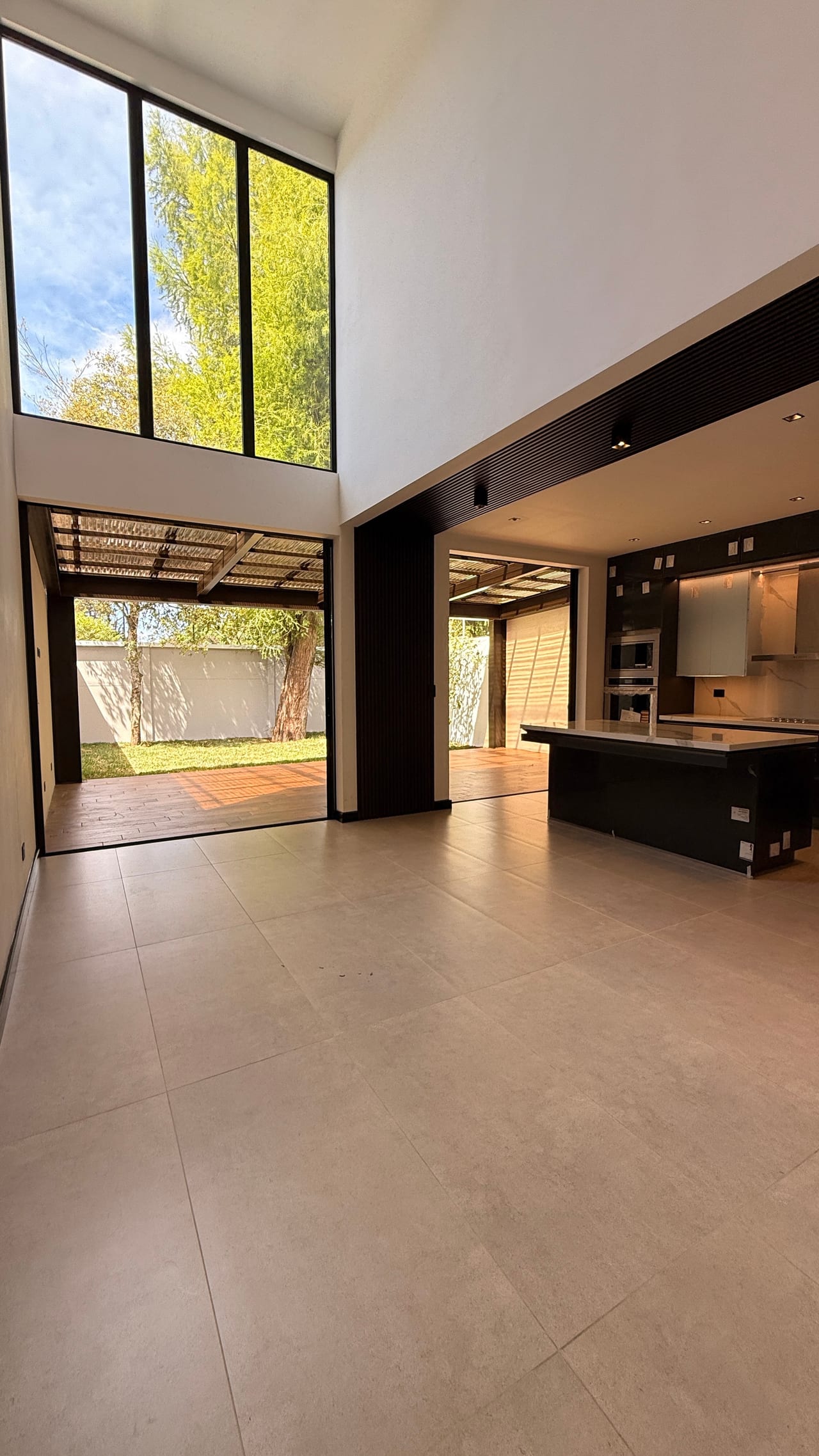 Casa nueva en venta | 3 hab | 4 parqueos | Jardin — Casa en Venta en El Tajin, Carretera a El Salvador, Guatemala, Ciudad — foto 3 de 10