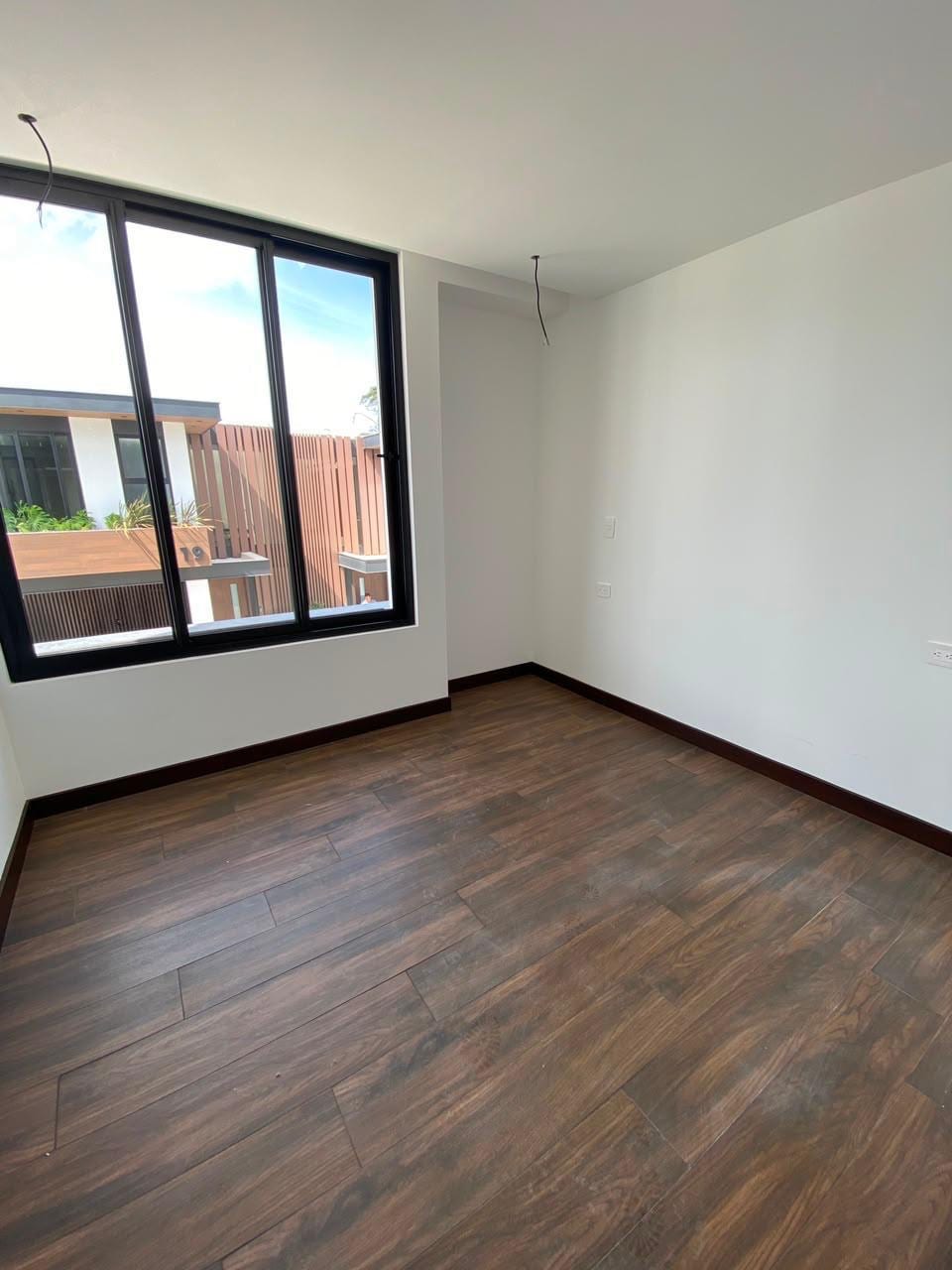 Casa en venta | 5 habitaciones | 3 parqueos | jardín | Molié zona 10 — Casa en Venta en Zona 10, Guatemala, Ciudad — foto 3 de 7