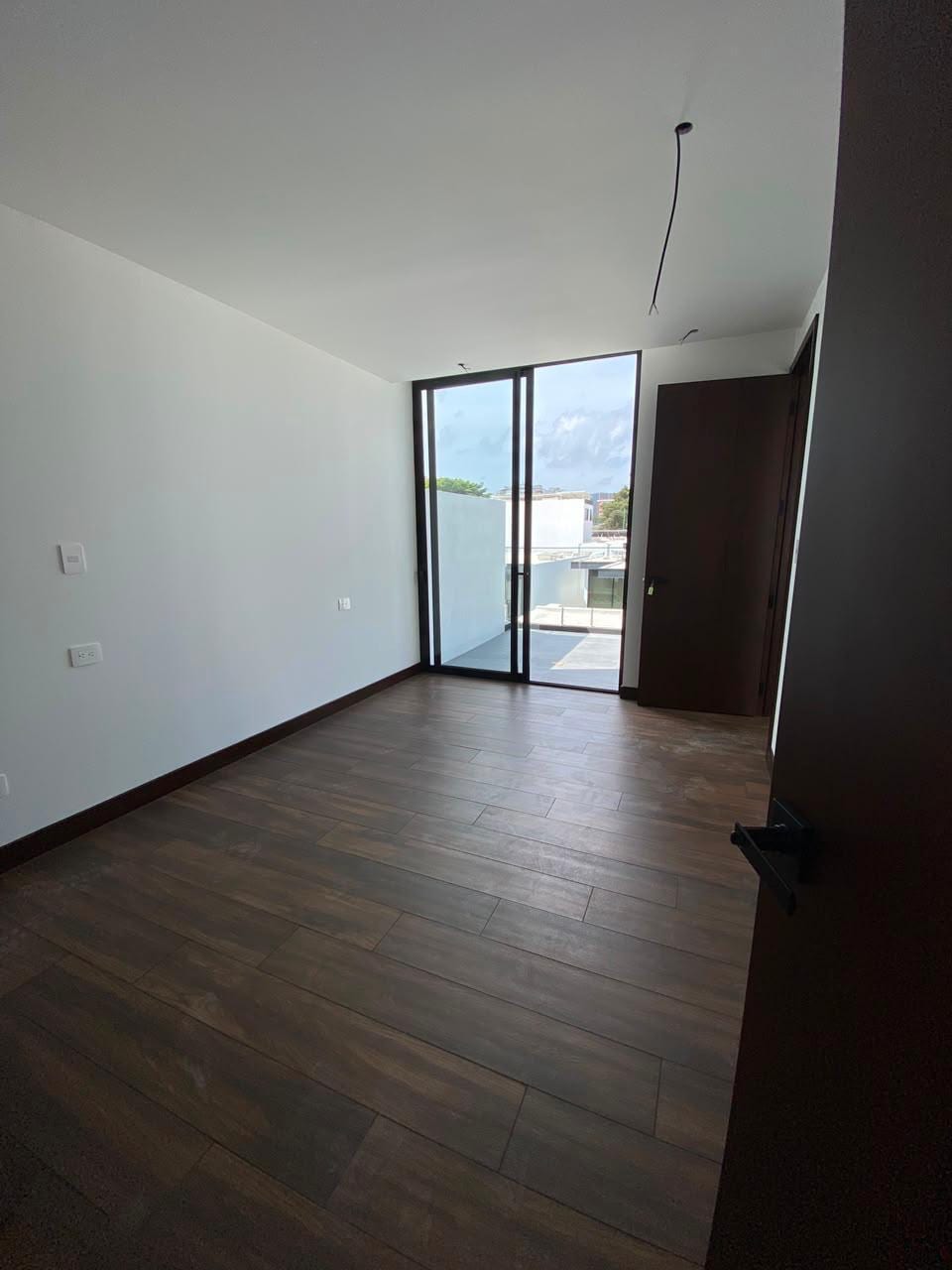 Casa en venta | 5 habitaciones | 3 parqueos | jardín | Molié zona 10 — Casa en Venta en Zona 10, Guatemala, Ciudad — foto 5 de 7