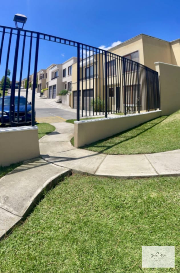 Cumbres de la arboleda en venta km 21.5CAES cuatro habitaciones — Casa en Venta en Carretera a El Salvador, Guatemala, Ciudad — foto 5 de 13