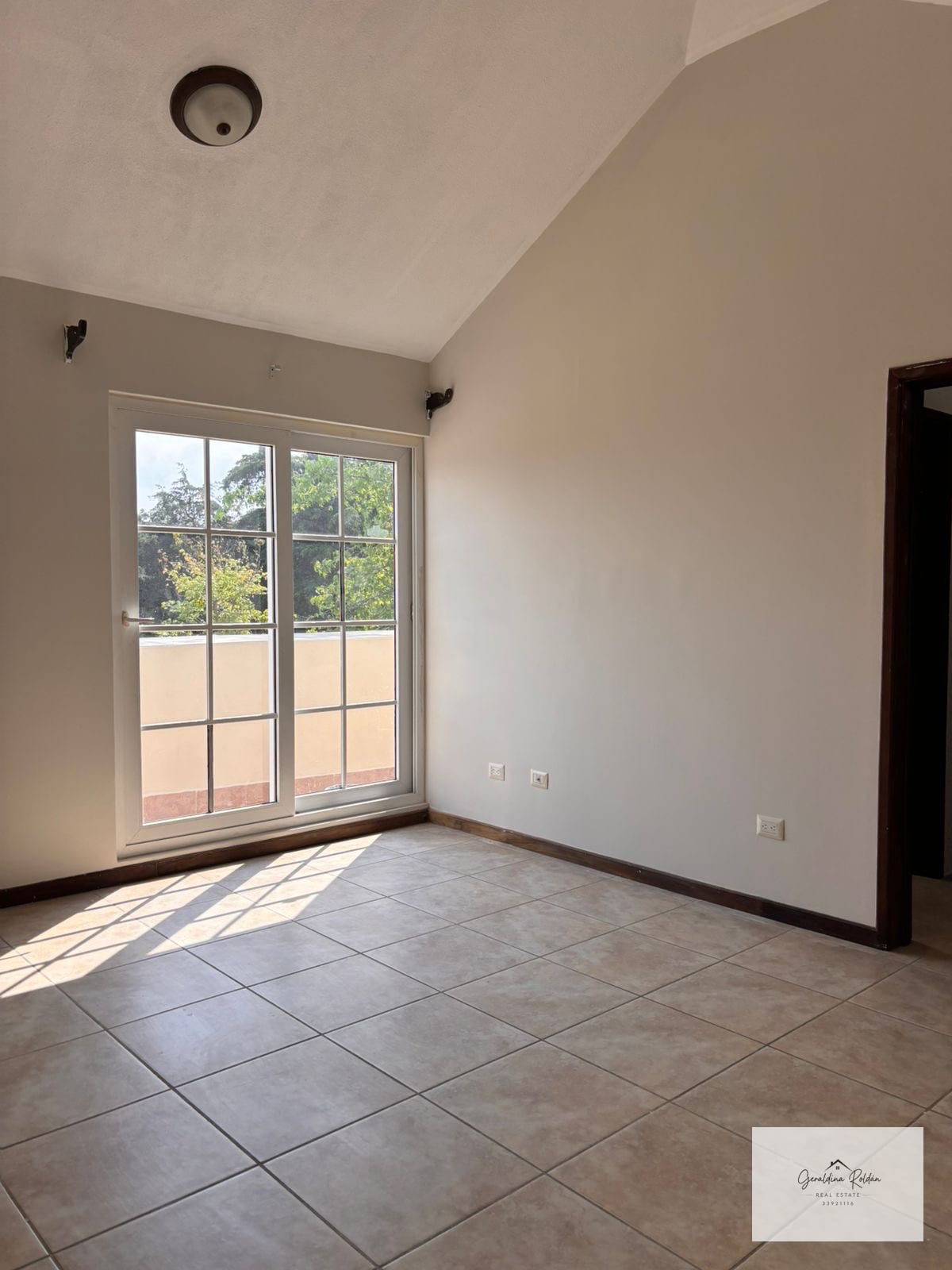 Casa en venta Villas de Entreverdes súper oportunidad — Casa en Venta en Villas de Entreverdes, Carretera a El Salvador, Guatemala, Ciudad — foto 2 de 13