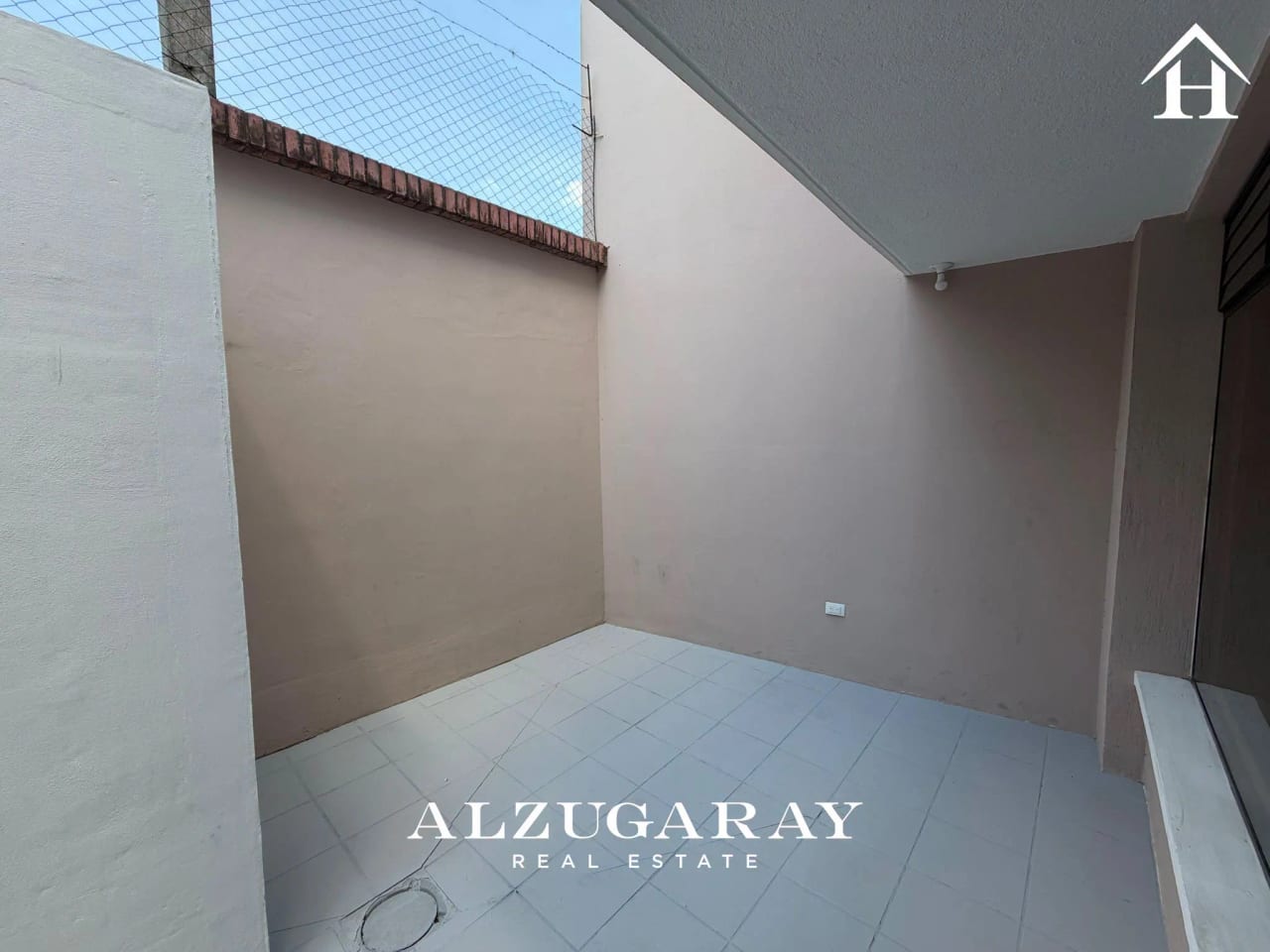 CASA AMPLIA, REMODELADA 3 HAB / AV. HINCAPIE ZONA 13 — Casa en Alquiler en Colonia Santa Fé, Zona 13, Guatemala, Ciudad — foto 8 de 10