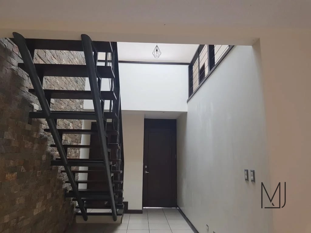 Casa en Alquiler | Ensenada de San Isidro | Zona 16 | 3 habitaciones · Jardín — Casa en Alquiler en Ensenada de San Isidro, Zona 16, Guatemala, Ciudad — foto 3 de 15