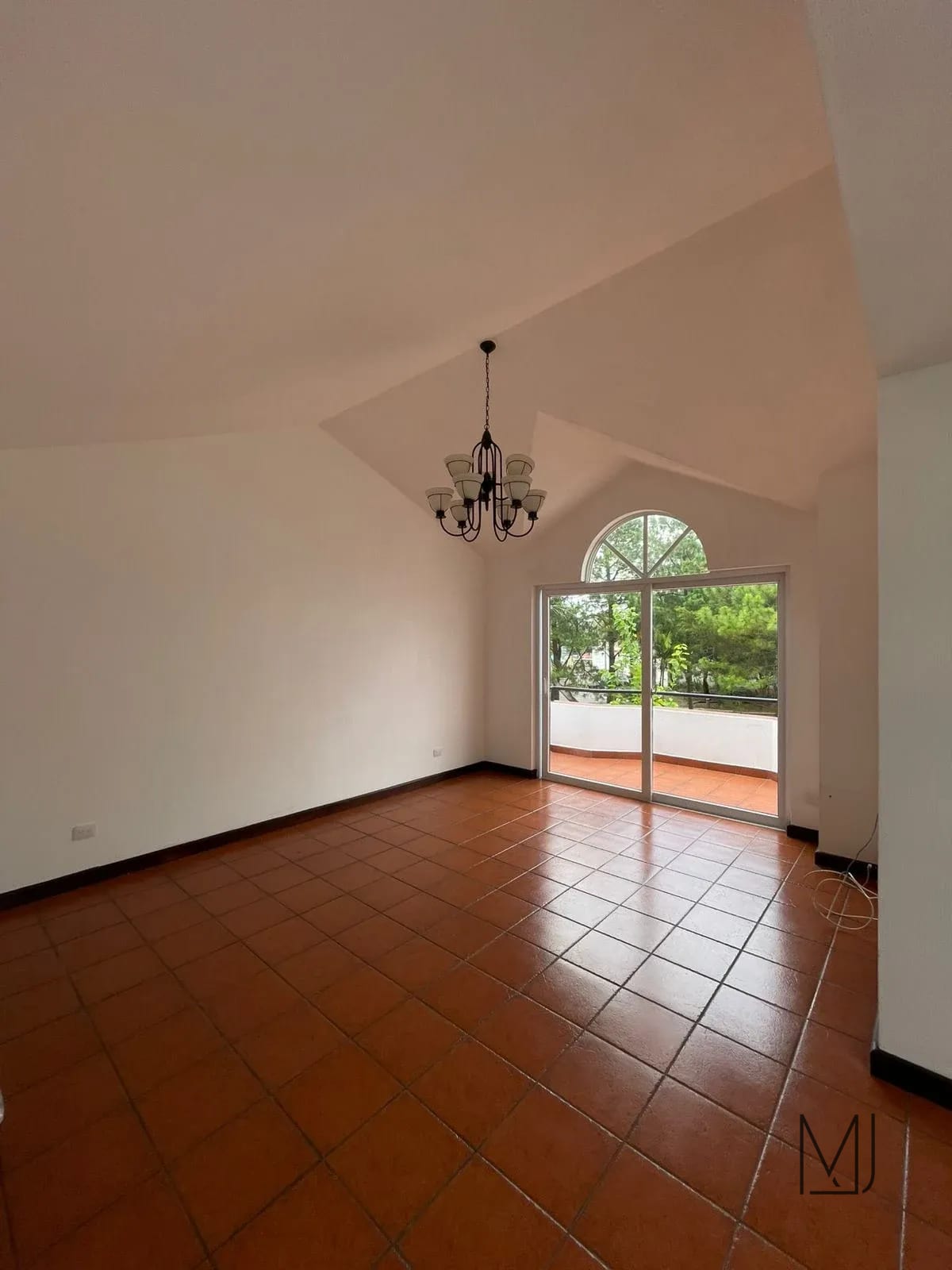Casa en Alquiler | Residencial Fuentes I | Zona 16 | 4 habitaciones · Jardín con pérgola — Casa en Alquiler en Zona 16, Guatemala, Ciudad — foto 9 de 17