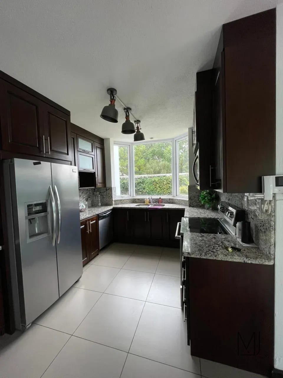 Casa en Alquiler | Residencial Fuentes I | Zona 16 | 4 habitaciones · Jardín con pérgola — Casa en Alquiler en Zona 16, Guatemala, Ciudad — foto 12 de 17
