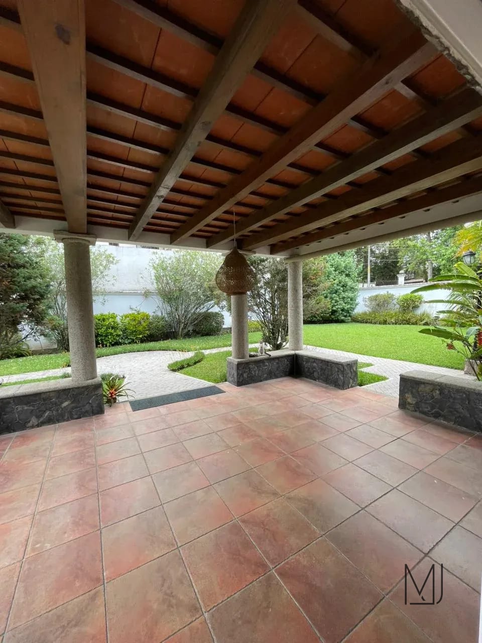 Casa en Alquiler | Residencial Fuentes I | Zona 16 | 4 habitaciones · Jardín con pérgola — Casa en Alquiler en Zona 16, Guatemala, Ciudad — foto 7 de 17