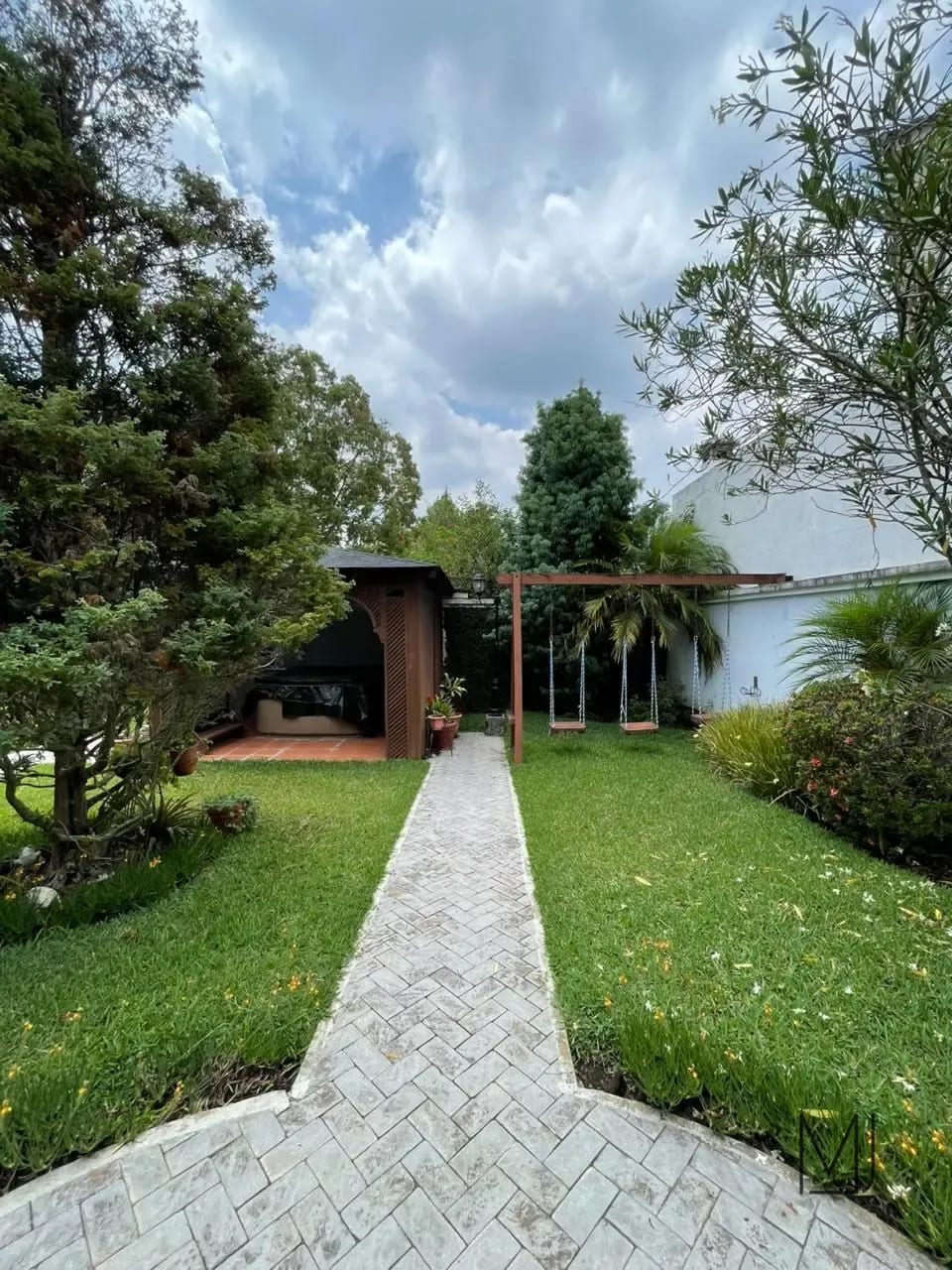 Casa en Alquiler | Residencial Fuentes I | Zona 16 | 4 habitaciones · Jardín con pérgola — Casa en Alquiler en Zona 16, Guatemala, Ciudad — foto 1 de 17