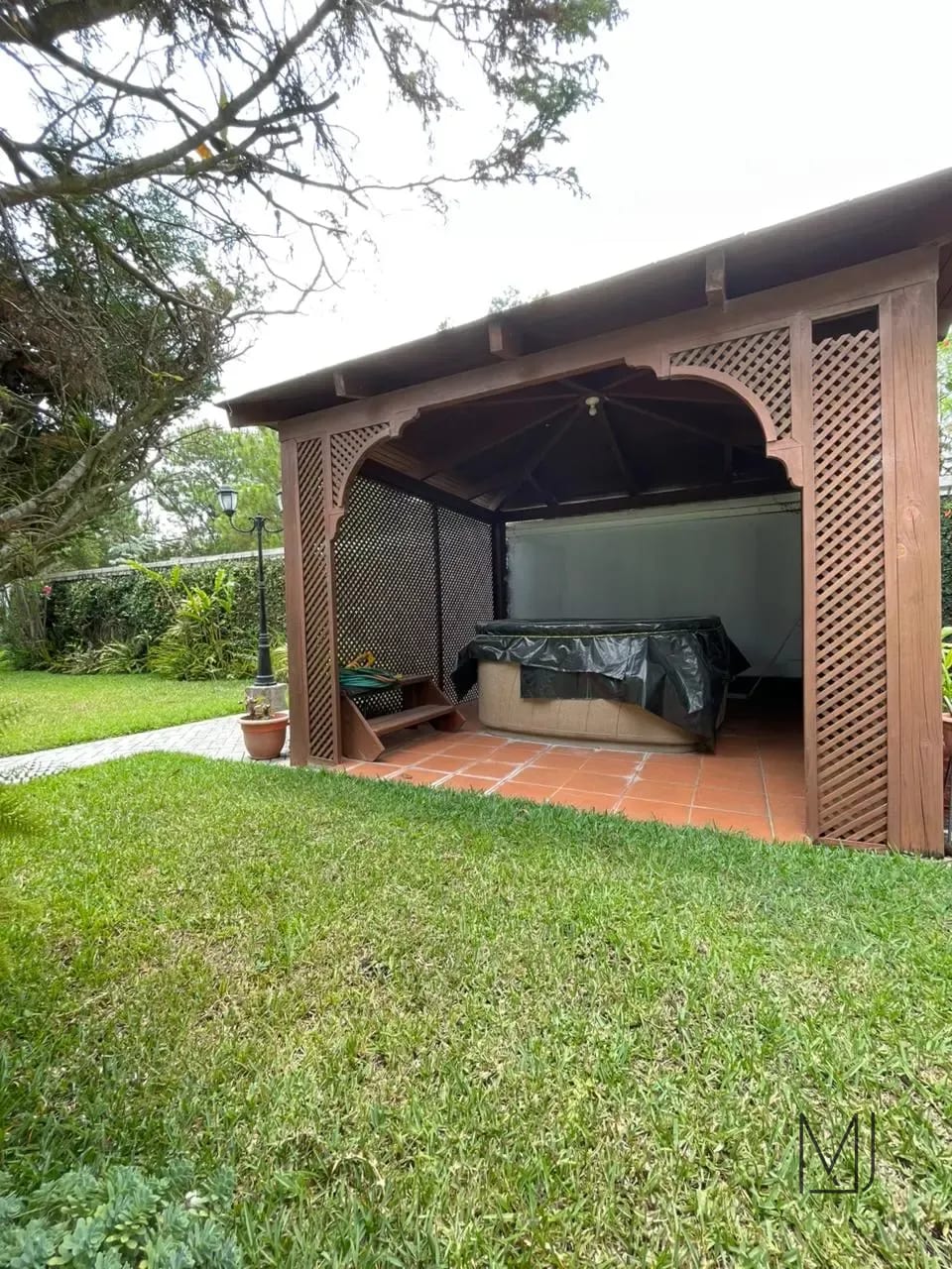 Casa en Alquiler | Residencial Fuentes I | Zona 16 | 4 habitaciones · Jardín con pérgola — Casa en Alquiler en Zona 16, Guatemala, Ciudad — foto 4 de 17
