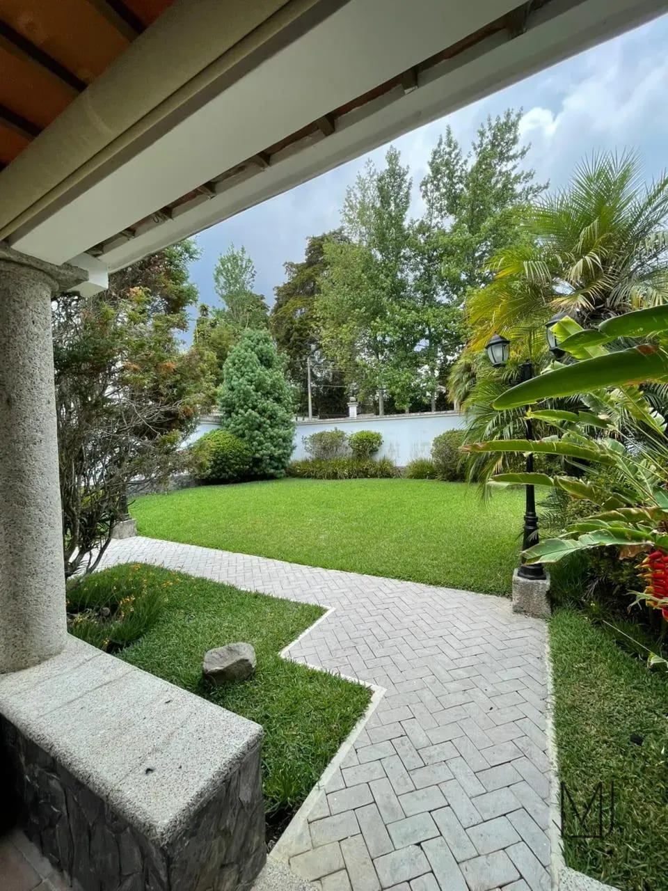 Casa en Alquiler | Residencial Fuentes I | Zona 16 | 4 habitaciones · Jardín con pérgola — Casa en Alquiler en Zona 16, Guatemala, Ciudad — foto 6 de 17