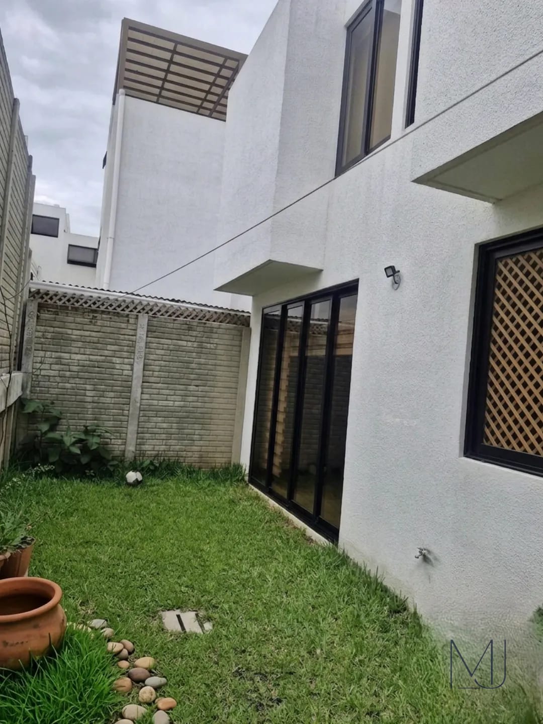 Casa en Venta | Condominio Home 16 | Zona 16 | 3 habitaciones · 4 parqueos · Amplio jardín — Casa en Venta en Home 16, Zona 16, Guatemala, Ciudad — foto 2 de 13