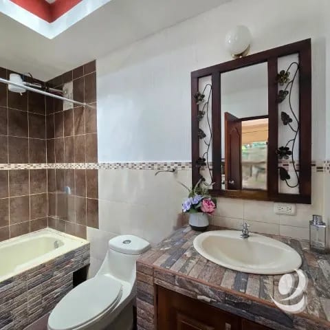 ¡¡¡Preciosa Casa en Venta sobre Bulevar San Cristóbal, Las orquídeas!! — Casa en Venta en Zona 8 Mixco, Guatemala, Ciudad — foto 12 de 17