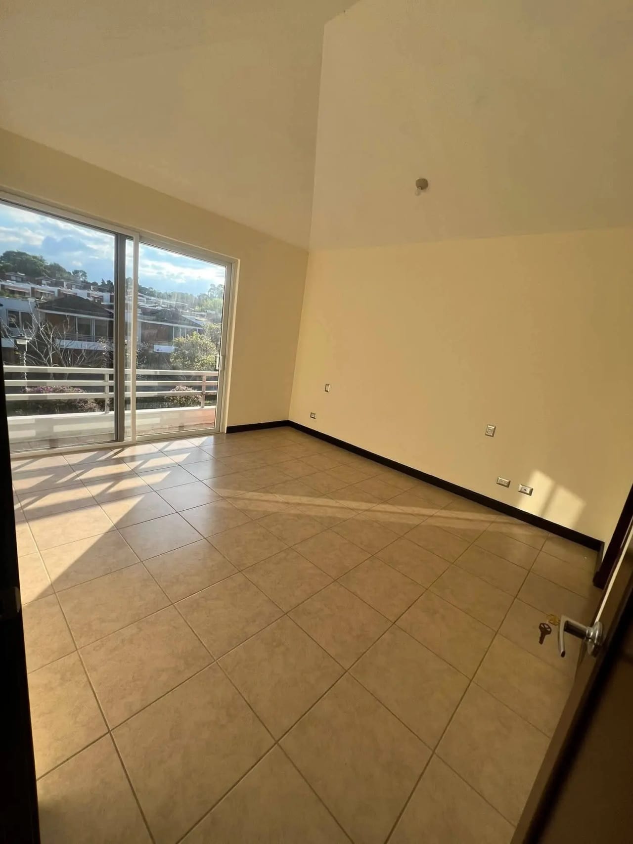 Vendo casa en Zona 16 SAN ISIDRO CONDOMINIO EXCLUSIVO — Casa en Venta en Ensenada de San Isidro, Zona 16, Guatemala, Ciudad — foto 11 de 17