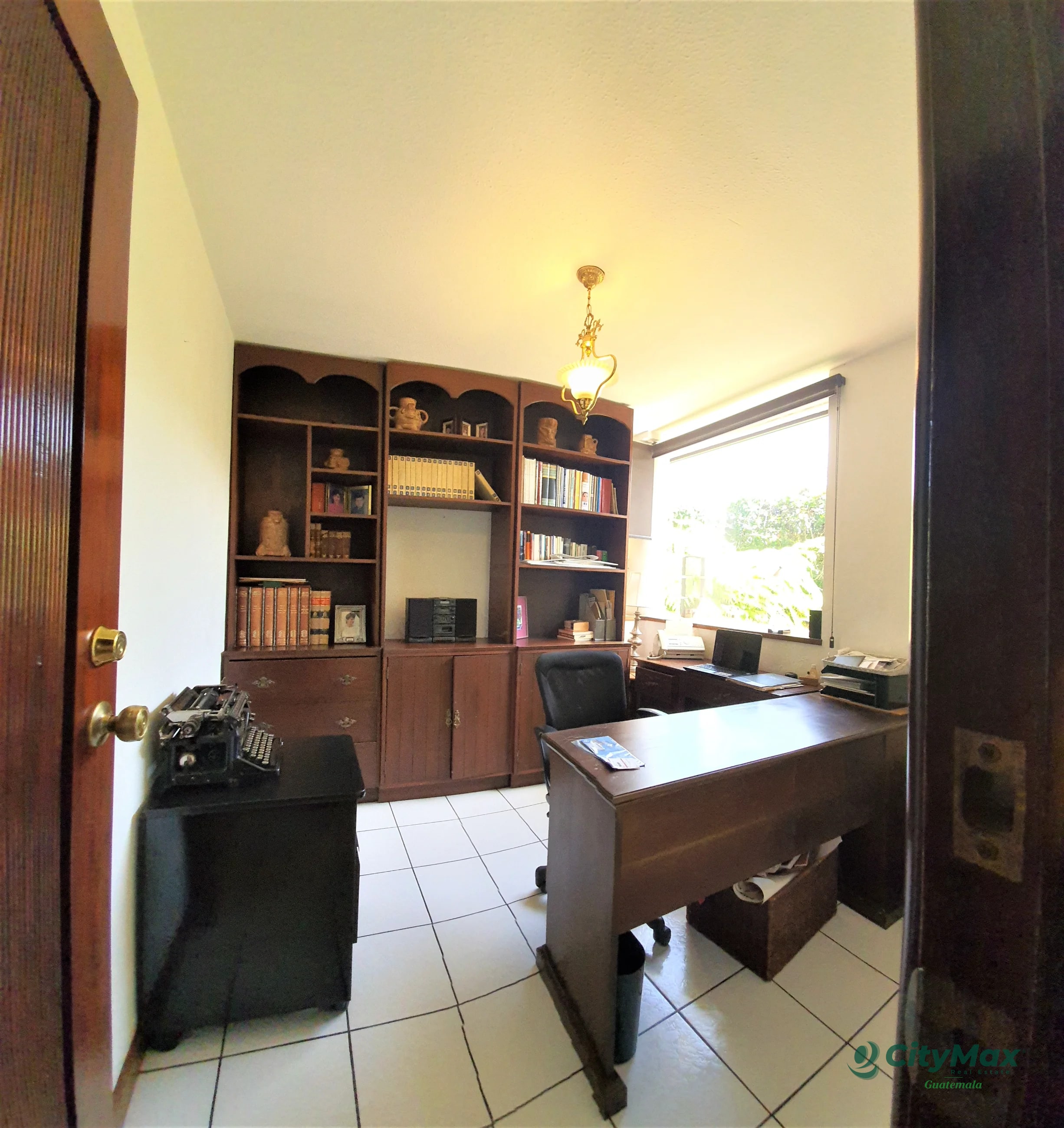 Amplia Casa en Venta El Prado Zona 10 Guatemala - 3