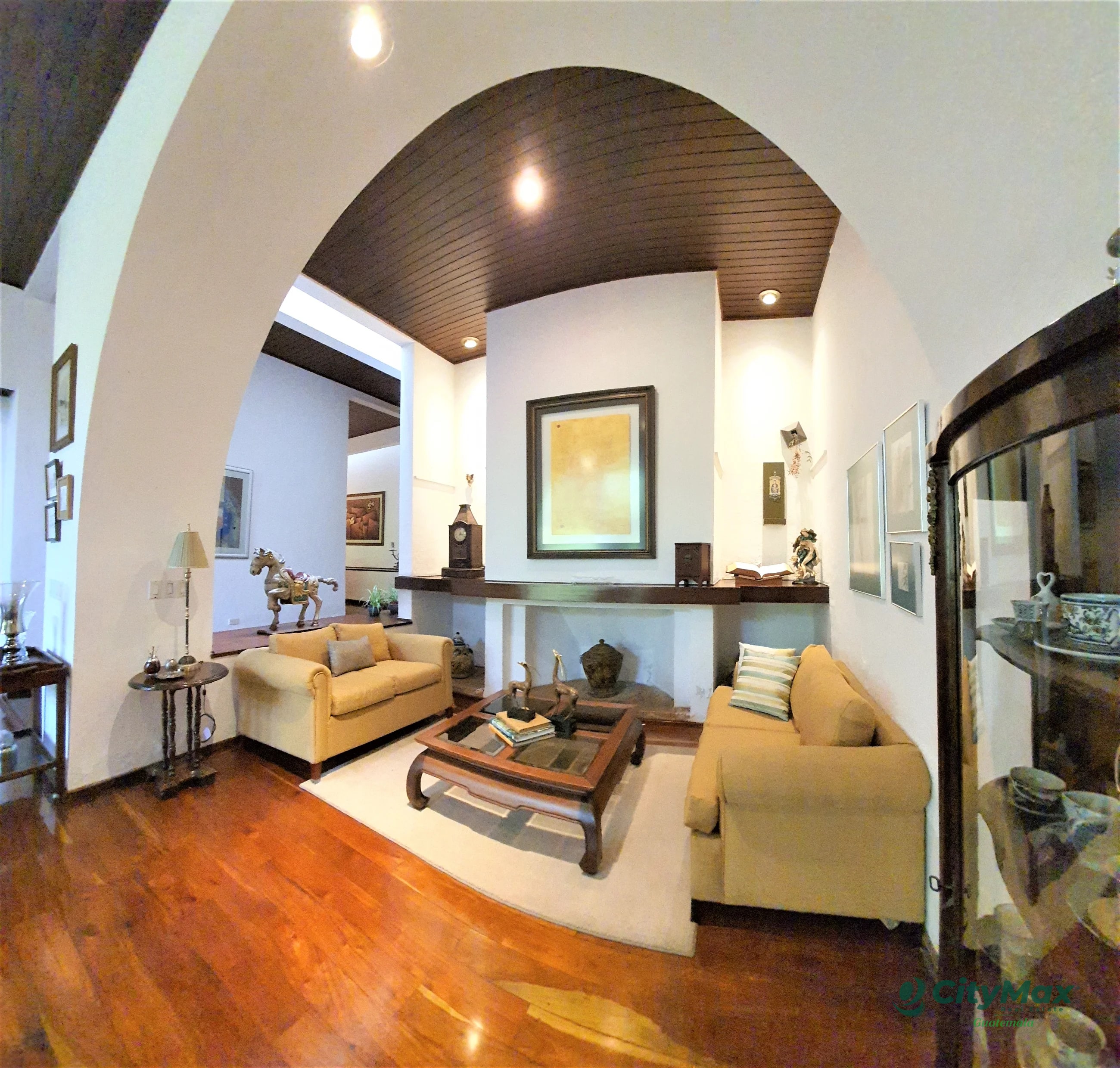 Amplia Casa en Venta El Prado Zona 10 Guatemala - 1