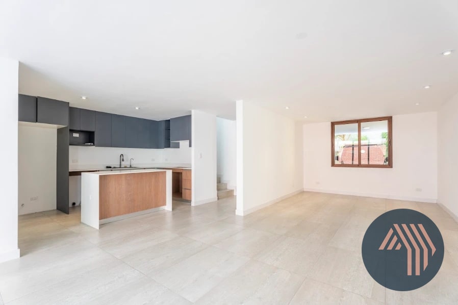 VENTA DE LINDA CASA REMODELADA - CIPRESES, ZONA 10 — Casa en Venta en Zona 10, Guatemala, Ciudad — foto 4 de 17