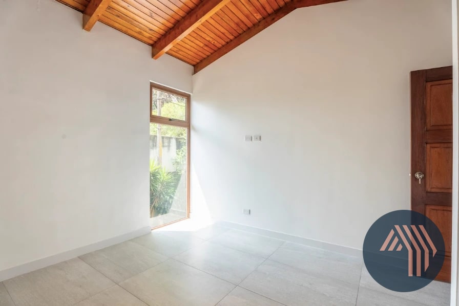 VENTA DE LINDA CASA REMODELADA - CIPRESES, ZONA 10 — Casa en Venta en Zona 10, Guatemala, Ciudad — foto 8 de 17