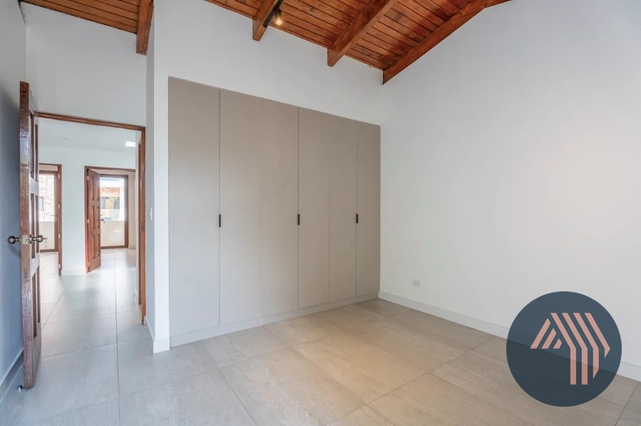 VENTA DE LINDA CASA REMODELADA - CIPRESES, ZONA 10 — Casa en Venta en Zona 10, Guatemala, Ciudad — foto 9 de 17