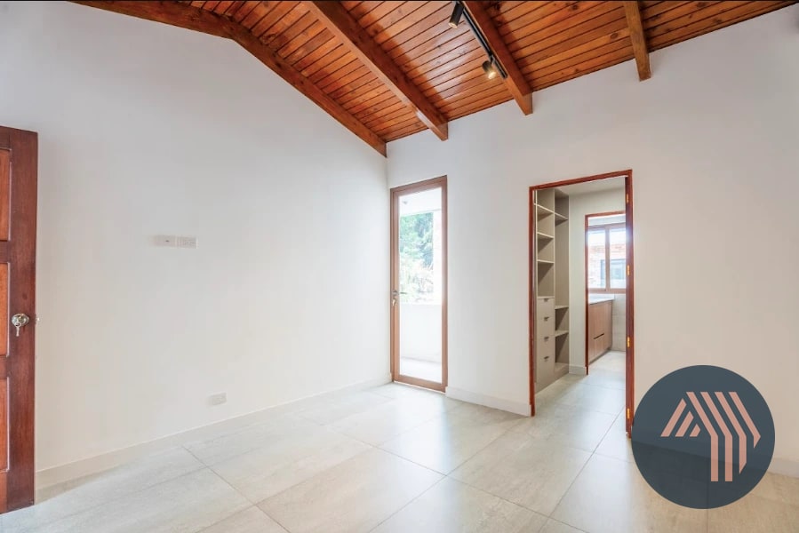 VENTA DE LINDA CASA REMODELADA - CIPRESES, ZONA 10 — Casa en Venta en Zona 10, Guatemala, Ciudad — foto 14 de 17
