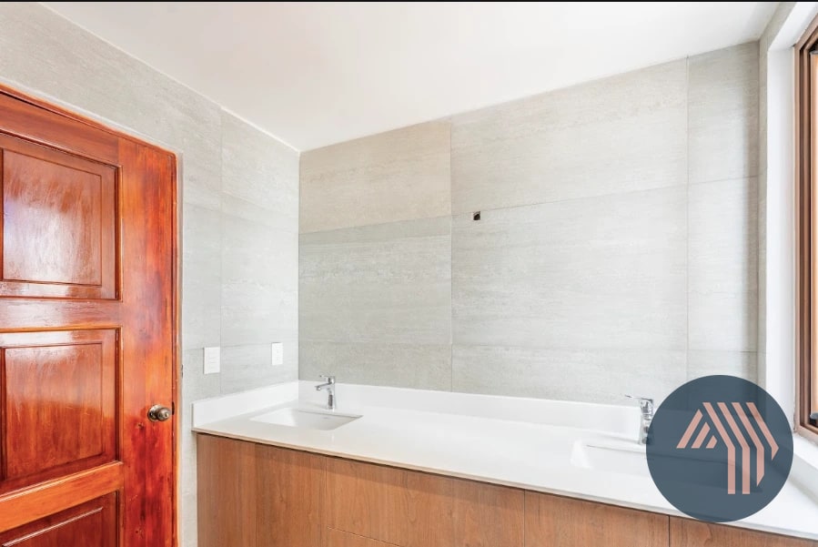 VENTA DE LINDA CASA REMODELADA - CIPRESES, ZONA 10 — Casa en Venta en Zona 10, Guatemala, Ciudad — foto 15 de 17