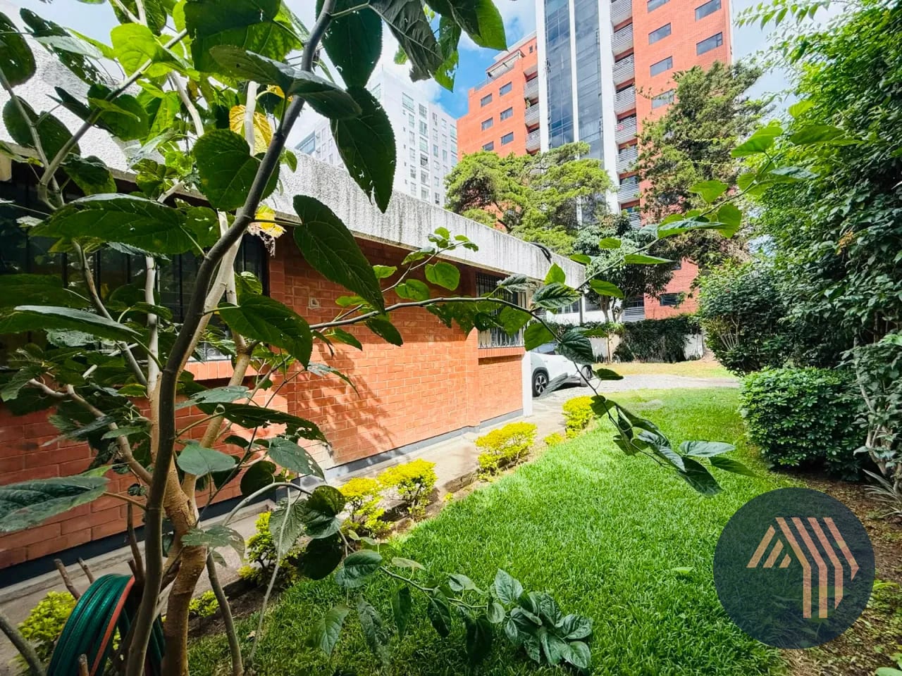 ALQUILER DE AMPLIA CASA IDEAL PARA COMERCIO U OFICINAS - ZONA 10 — Casa en Alquiler en Zona 10, Guatemala, Ciudad — foto 1 de 17