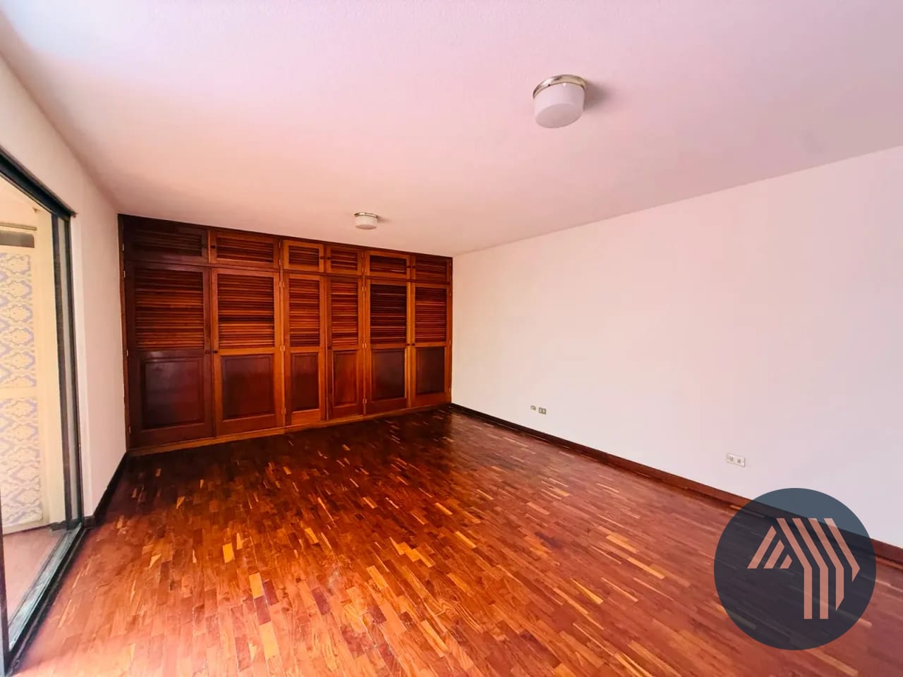 Alquiler de Amplia Casa para Vivienda u Oficina - Zona 04 — Casa en Alquiler en Zona 4, Guatemala, Ciudad — foto 9 de 16
