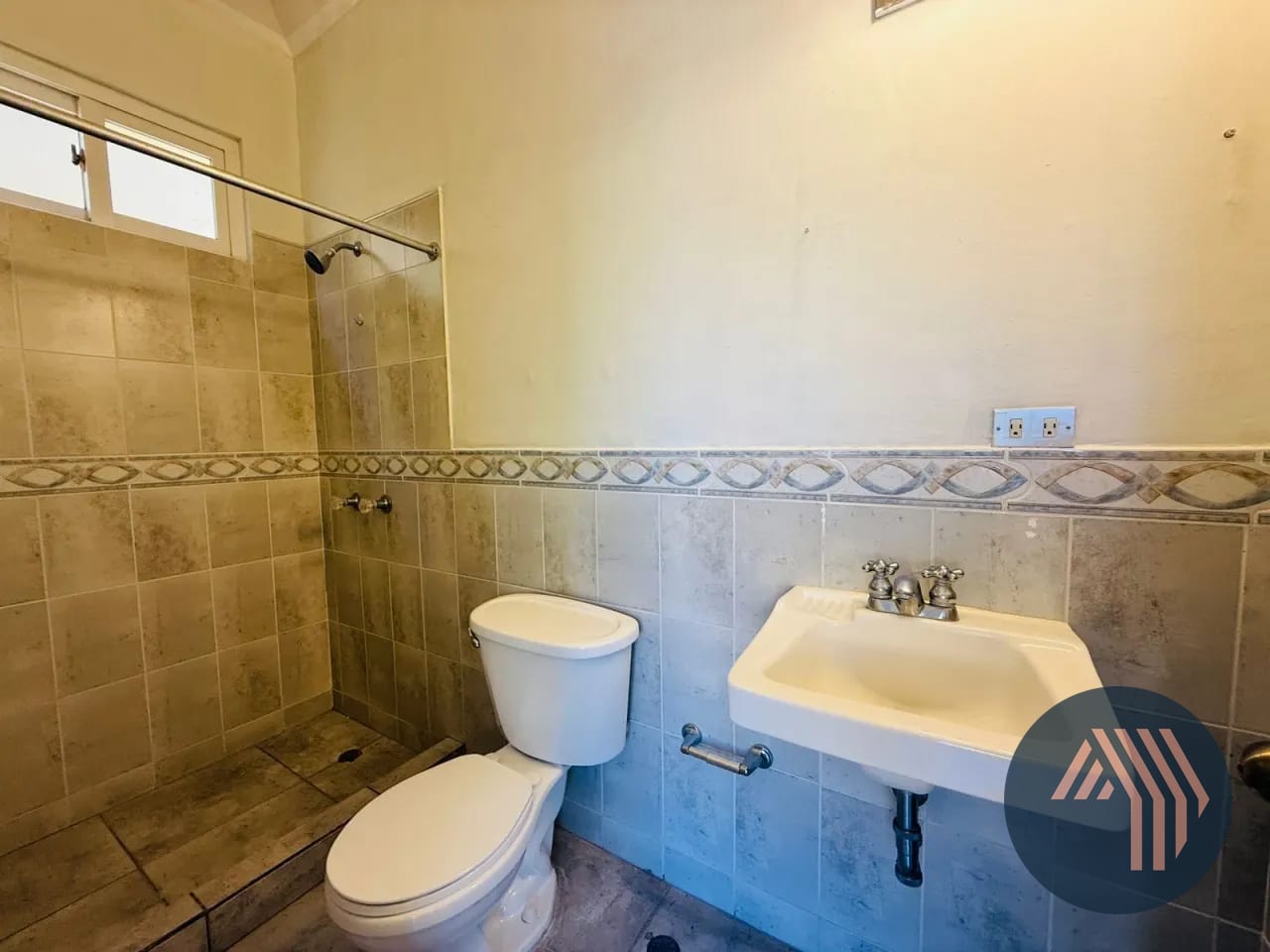Venta de Amplia Casa - Cond. Entreverdes, Fraijanes — Casa en Venta en Entreverdes, Carretera a El Salvador, Guatemala, Ciudad — foto 13 de 15