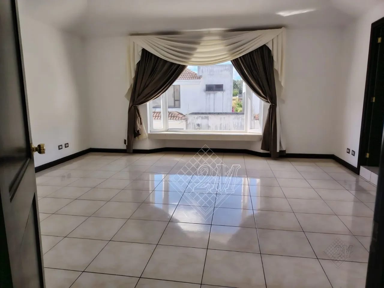 CAES KM 19.4, VILLAS EL PINAR, ATRÁS DE STARBUCKS, FRAIJANES, CASA EN VENTA — Casa en Venta en Villas del Pinar, Carretera a El Salvador, Guatemala, Ciudad — foto 10 de 15