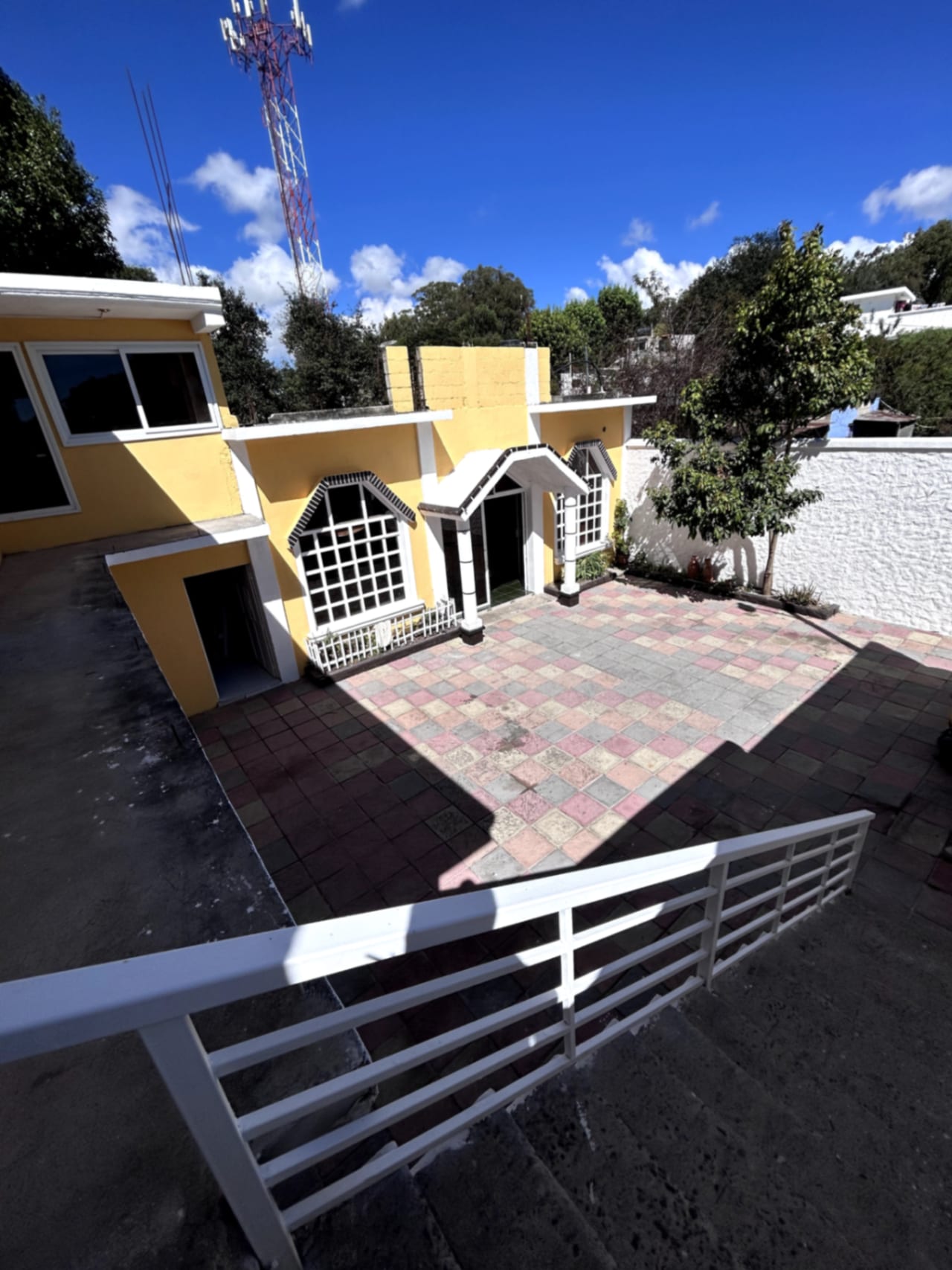 CASA CON SALÓN SOCIAL EN SAN LUCAS SACATEPÉQUEZ — Casa en Venta en San Lucas Sacatepéquez, Sacatepéquez — foto 2 de 17