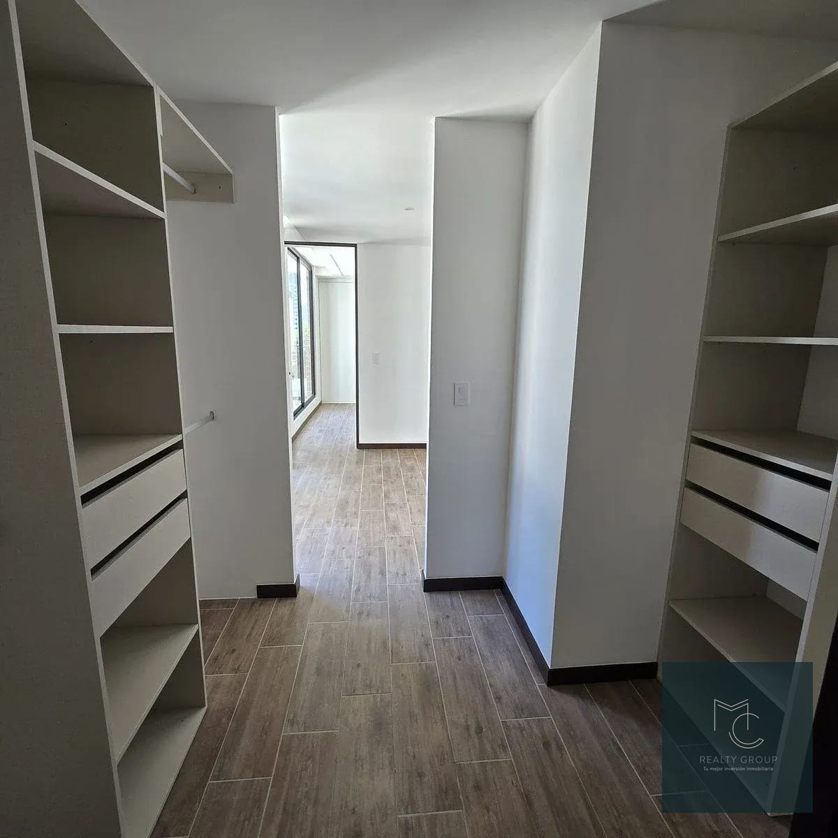 Apartamento en RENTA y VENTA / Torre Ferrán Zona 14 — Apartamento en Alquiler en Zona 14, Guatemala, Ciudad — foto 9 de 11