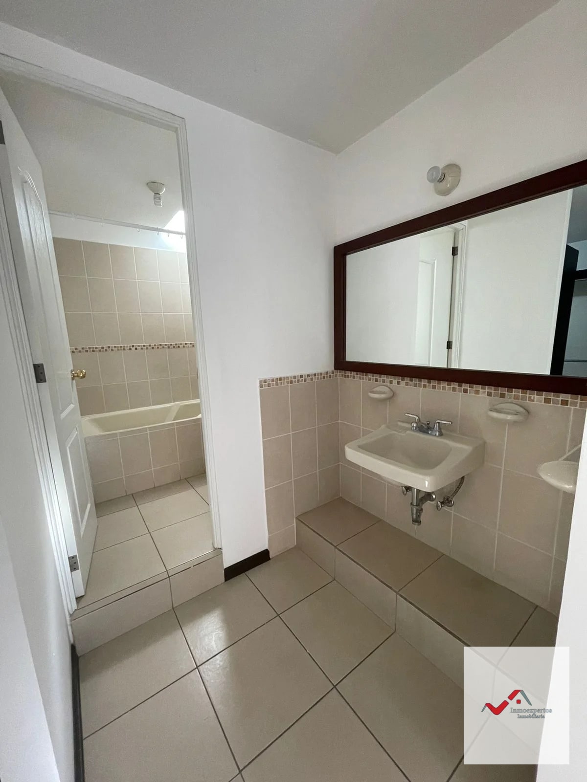 CASA EN VENTA EN CONDOMINIO BOSQUES DE SAN MARINO, ZONA 8 DE MIXCO — Casa en Venta en Zona 8 Mixco, Guatemala, Ciudad — foto 12 de 17