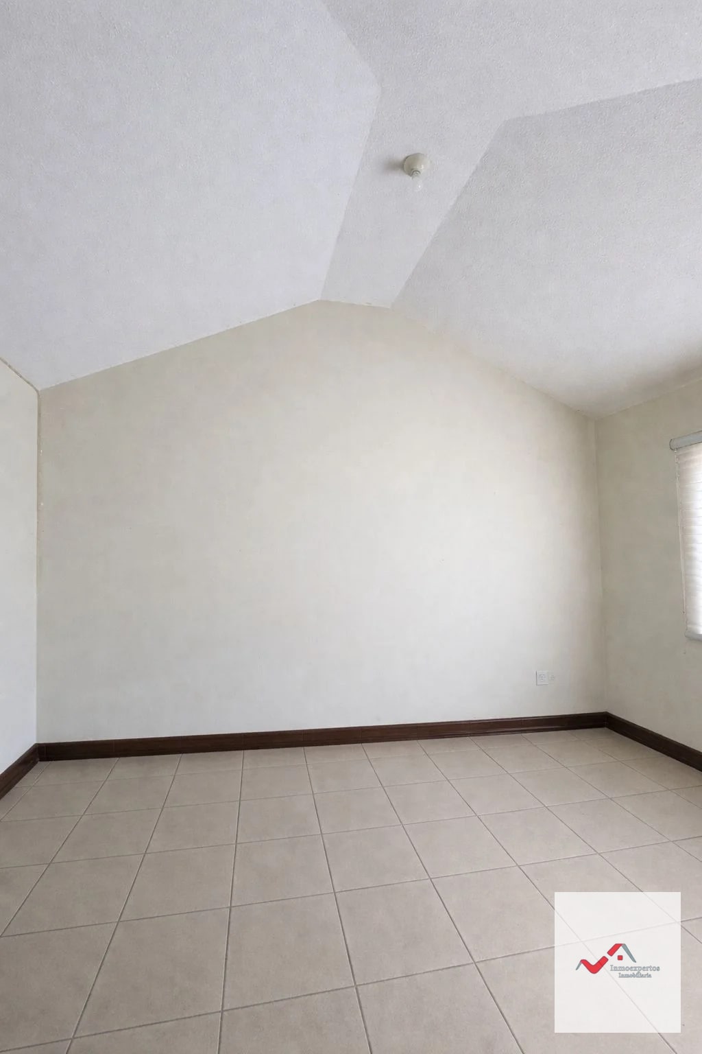 CASA EN VENTA EN CONDOMINIO BOSQUES DE SAN MARINO, ZONA 8 DE MIXCO — Casa en Venta en Zona 8 Mixco, Guatemala, Ciudad — foto 2 de 17