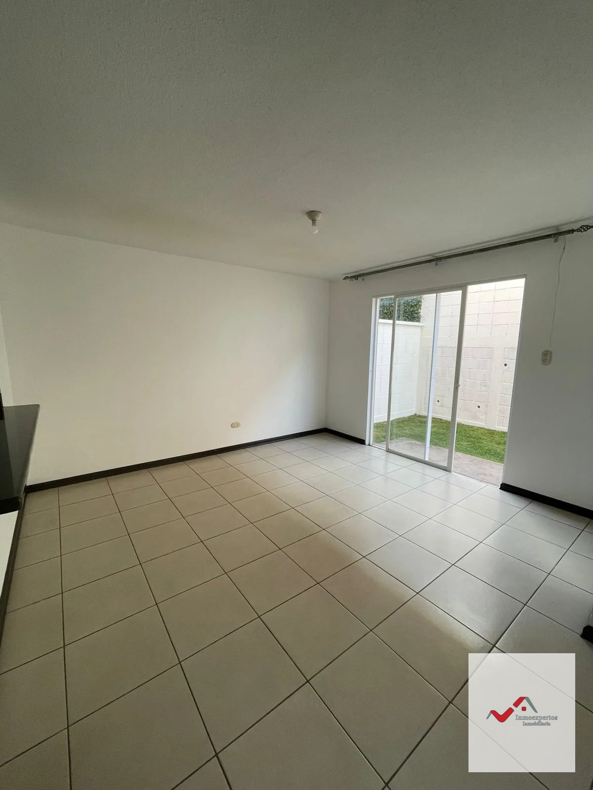 CASA EN VENTA EN CONDOMINIO BOSQUES DE SAN MARINO, ZONA 8 DE MIXCO — Casa en Venta en Zona 8 Mixco, Guatemala, Ciudad — foto 1 de 17