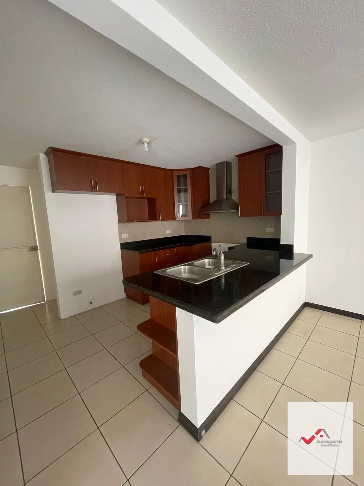 CASA EN VENTA EN CONDOMINIO BOSQUES DE SAN MARINO, ZONA 8 DE MIXCO — Casa en Venta en Zona 8 Mixco, Guatemala, Ciudad — foto 4 de 17