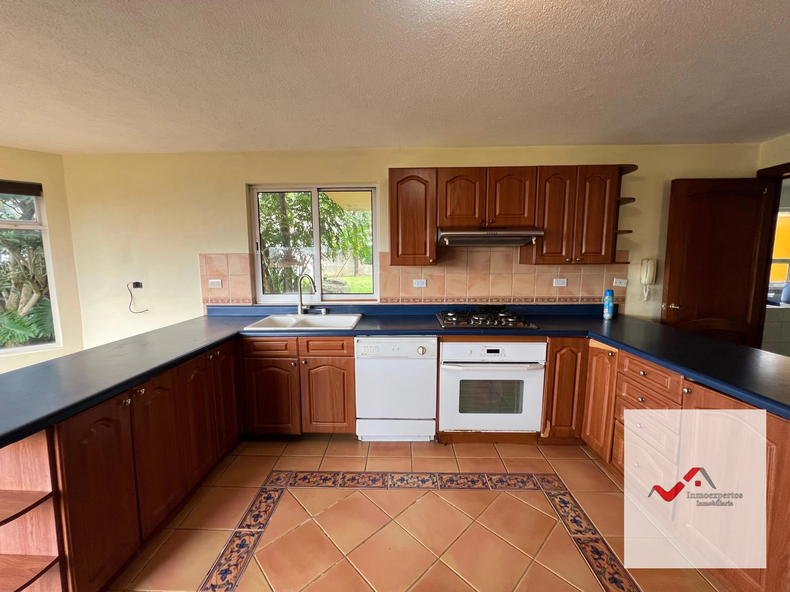 CASA EN VENTA SAN CRISTOBAL, ZONA 8 DE MIXCO RESIDENCIAL LOMA REAL — Casa en Venta en Loma Real, Zona 8 Mixco, Guatemala, Ciudad — foto 11 de 16