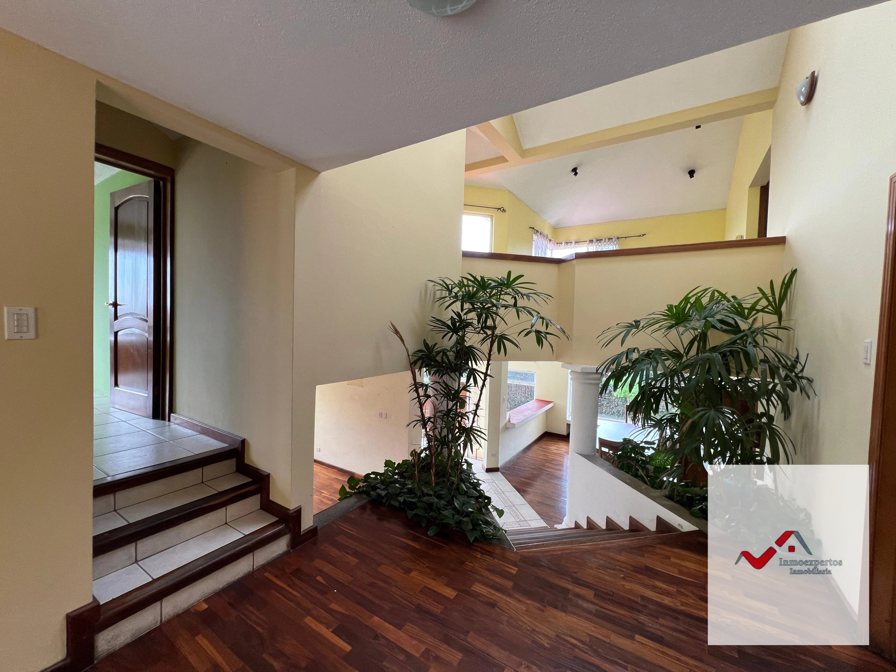 CASA EN VENTA SAN CRISTOBAL, ZONA 8 DE MIXCO RESIDENCIAL LOMA REAL — Casa en Venta en Loma Real, Zona 8 Mixco, Guatemala, Ciudad — foto 1 de 16