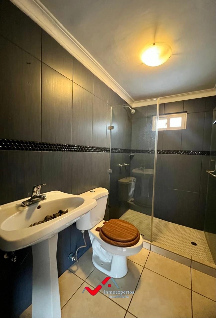 CASA EN RENTA EN PRADOS DE SAN CRISTOBAL, ZONA 8 DE MIXCO — Casa en Alquiler en Prados de San Cristóbal, Zona 8 Mixco, Guatemala, Ciudad — foto 11 de 17
