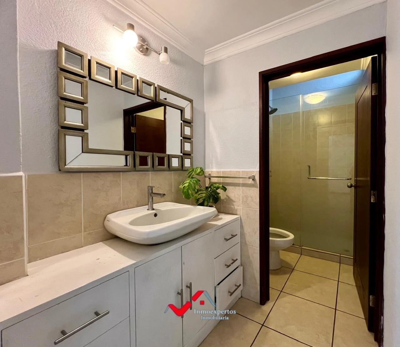 CASA EN RENTA EN PRADOS DE SAN CRISTOBAL, ZONA 8 DE MIXCO — Casa en Alquiler en Prados de San Cristóbal, Zona 8 Mixco, Guatemala, Ciudad — foto 13 de 17