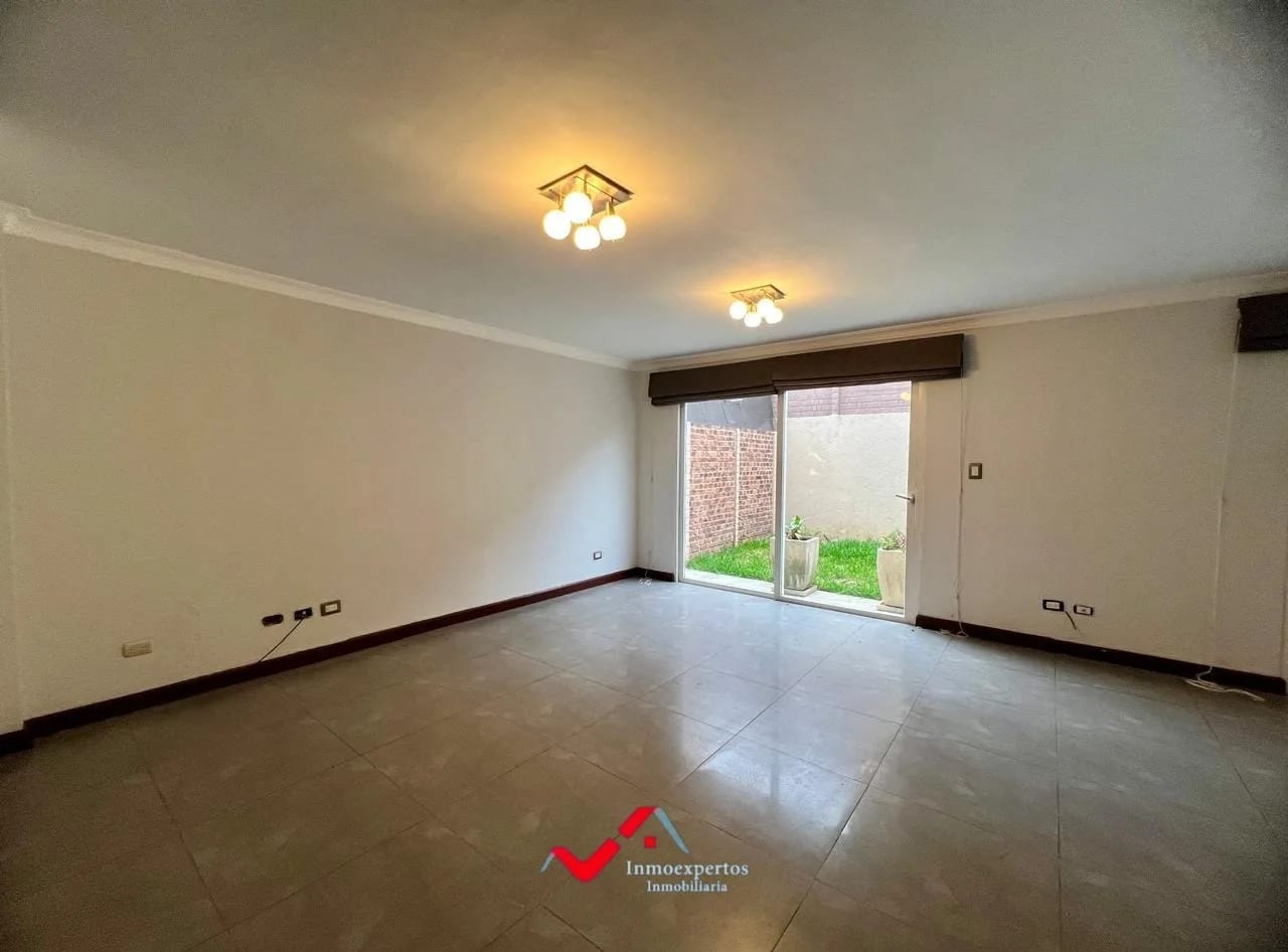 CASA EN RENTA EN PRADOS DE SAN CRISTOBAL, ZONA 8 DE MIXCO — Casa en Alquiler en Prados de San Cristóbal, Zona 8 Mixco, Guatemala, Ciudad — foto 1 de 17