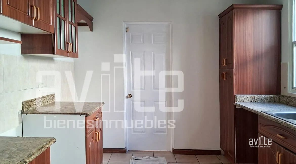 Condado Naranjo, Real Solana en venta. Lindo jardín, mucho espacio familiar — Casa en Venta en Condado Naranjo, Zona 4 Mixco, Guatemala, Ciudad — foto 3 de 11