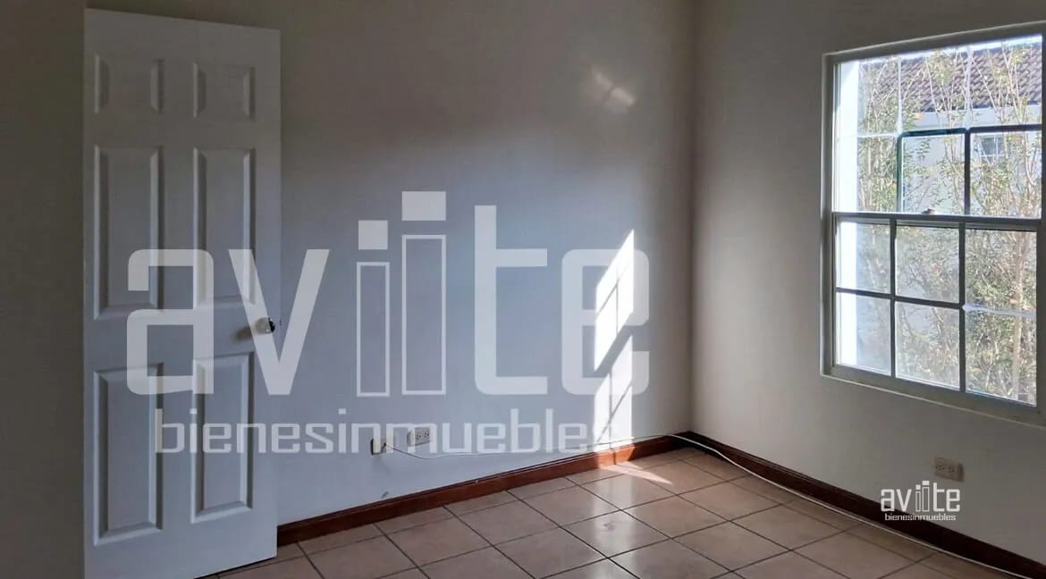 Condado Naranjo, Real Solana en venta. Lindo jardín, mucho espacio familiar — Casa en Venta en Condado Naranjo, Zona 4 Mixco, Guatemala, Ciudad — foto 5 de 11