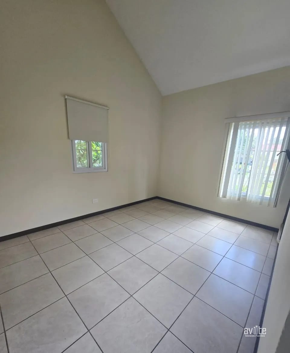 Casa con jardín grande, de Alameda Norte en Condado Naranjo — Casa en Alquiler en Condado Naranjo, Zona 4 Mixco, Guatemala, Ciudad — foto 4 de 9