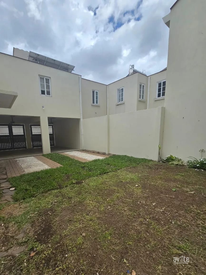 Casa con jardín grande, de Alameda Norte en Condado Naranjo — Casa en Alquiler en Condado Naranjo, Zona 4 Mixco, Guatemala, Ciudad — foto 2 de 9