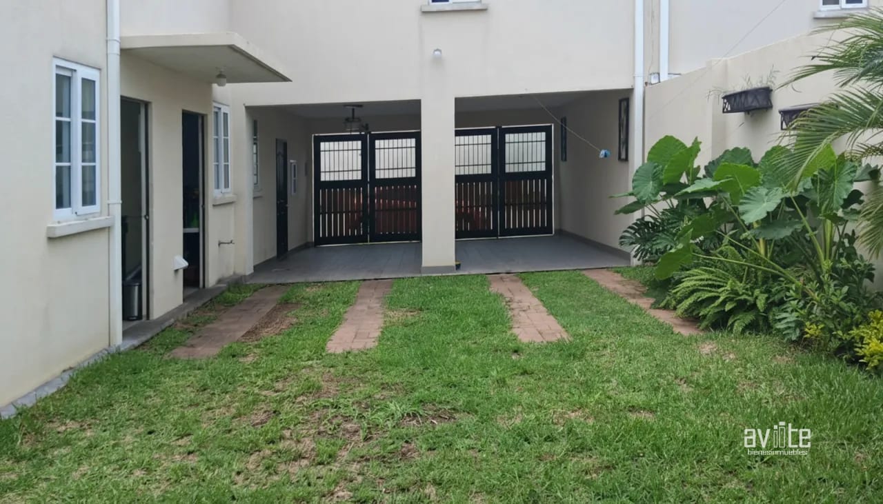 Jardín con casa en Condado Naranjo, dentro de Alameda Norte. — Casa en Venta en Condado Naranjo, Zona 4 Mixco, Guatemala, Ciudad — foto 1 de 10